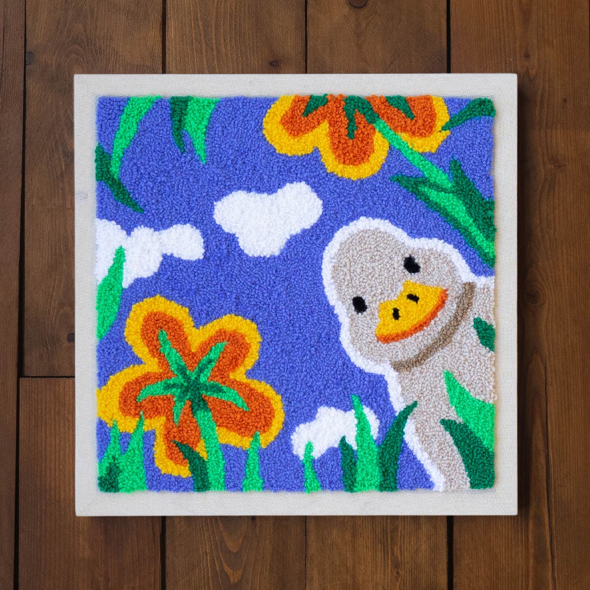 Утка с цветком